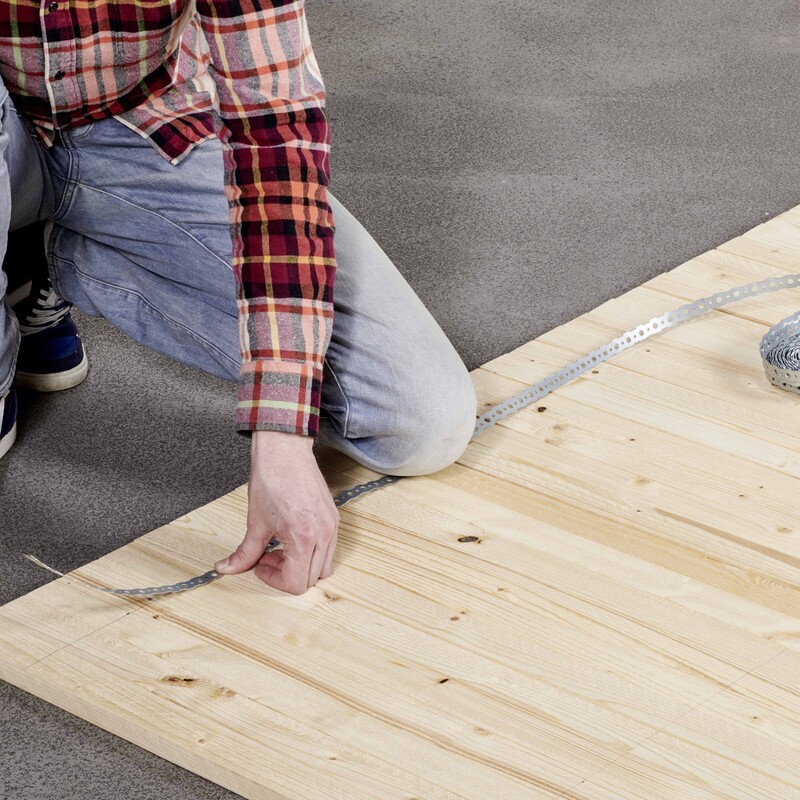 DIY Regentonnenverkleidung: Lineal anlegen