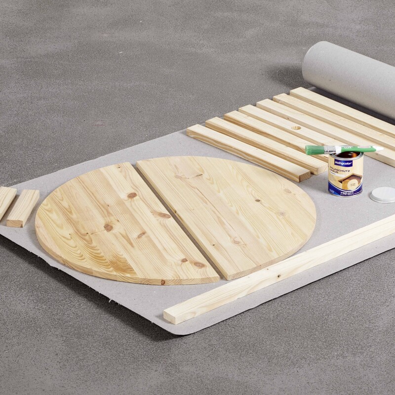 DIY Regentonnenverkleidung: Holzteile lasieren