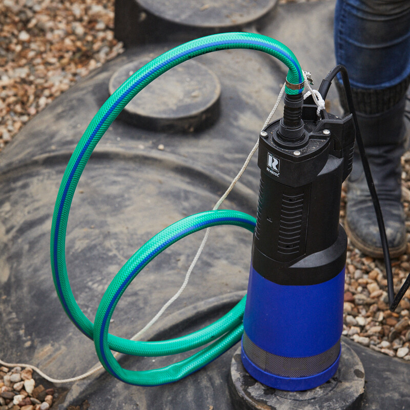 Zisterne anlegen: Tauchpumpe einsetzen