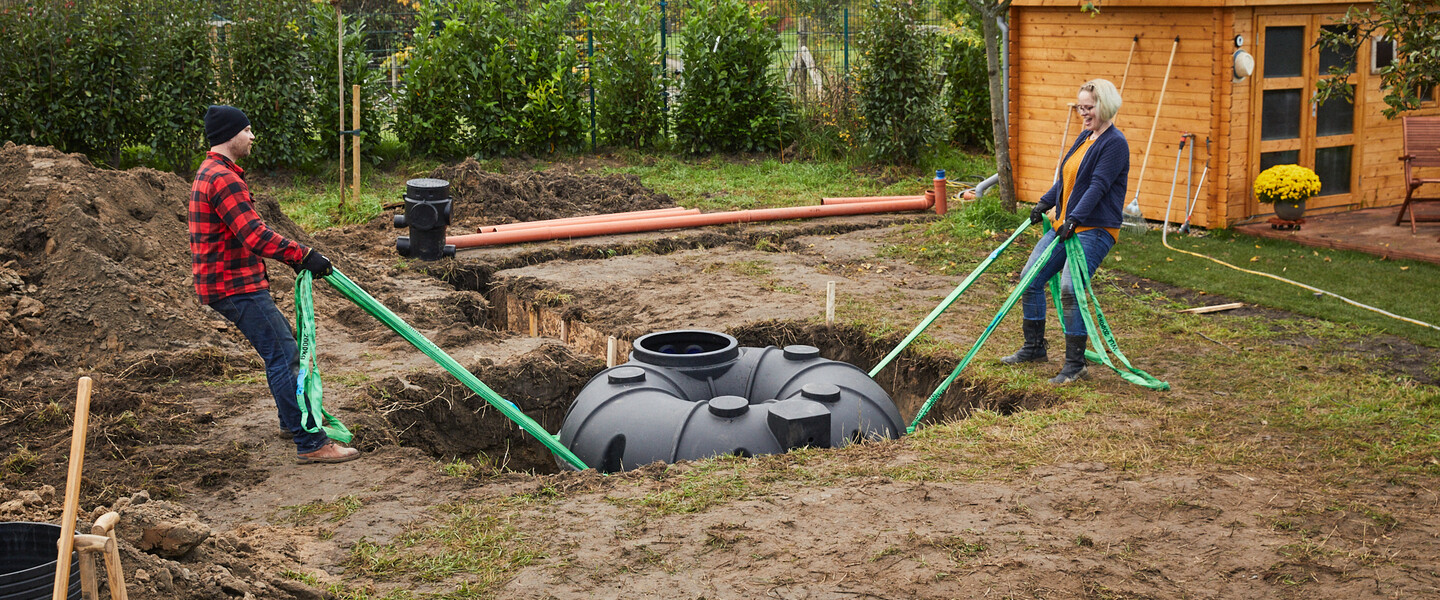 Zisterne anlegen: Zisterne in Grube einsetzen