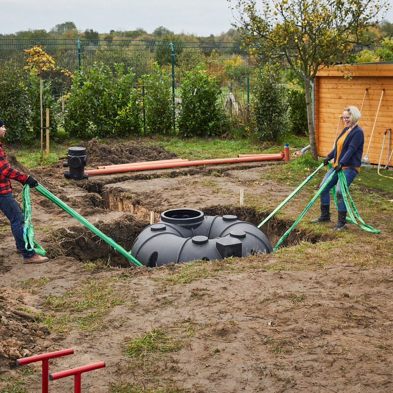 Zisterne anlegen: Zisterne in Grube einsetzen