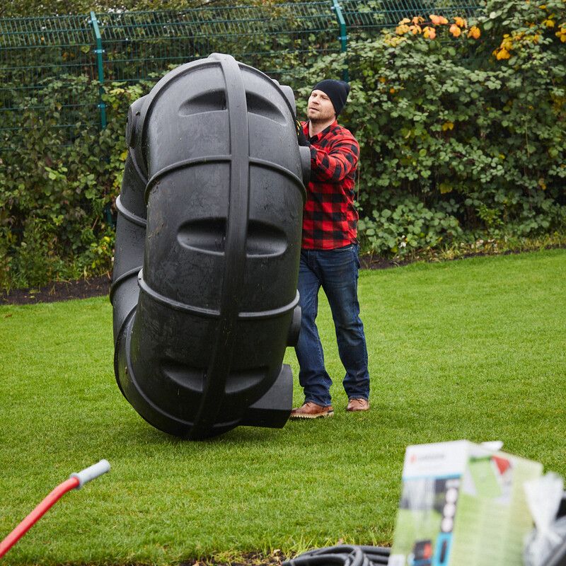 Zisterne anlegen: Zisterne ranrollen