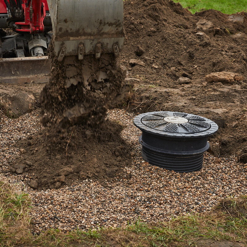 Zisterne anlegen: Zisterne in Erde einsetzen