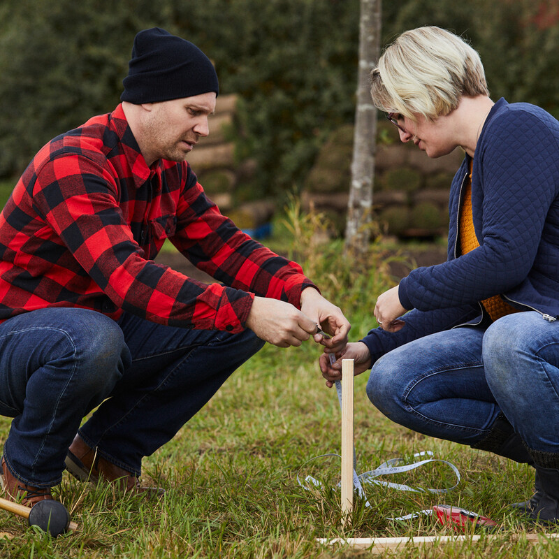 Zisterne anlegen: Pfl&ouml;cke einschlagen