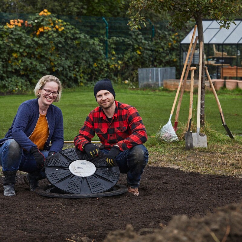 Zisterne anlegen: Paar zeigt das fertige Projekt