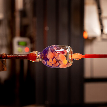 Mundgebasenes Glas mit farblichen Einschlüssen