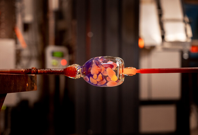 Mundgebasenes Glas mit farblichen Einschlüssen