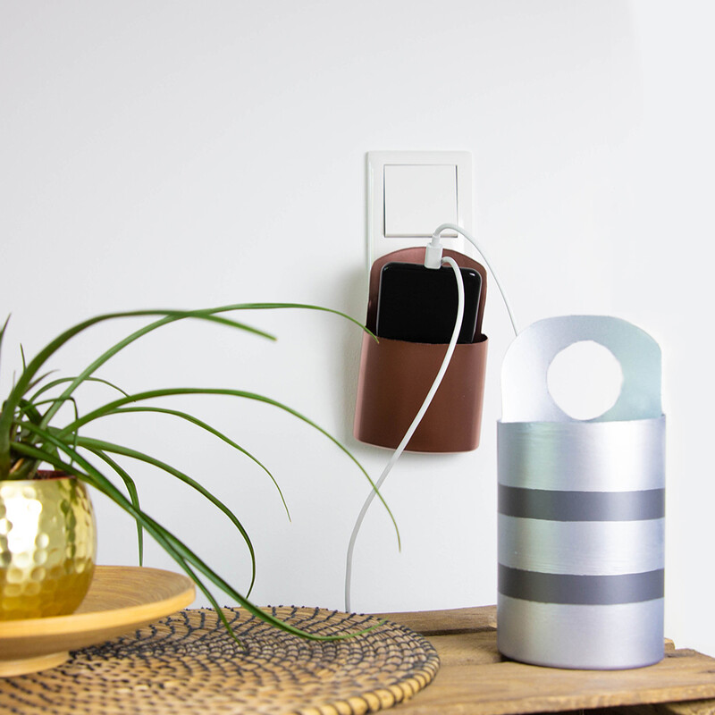 Smartphone in DIY Smartphone-Ladestation vor Ladestation auf Tisch
