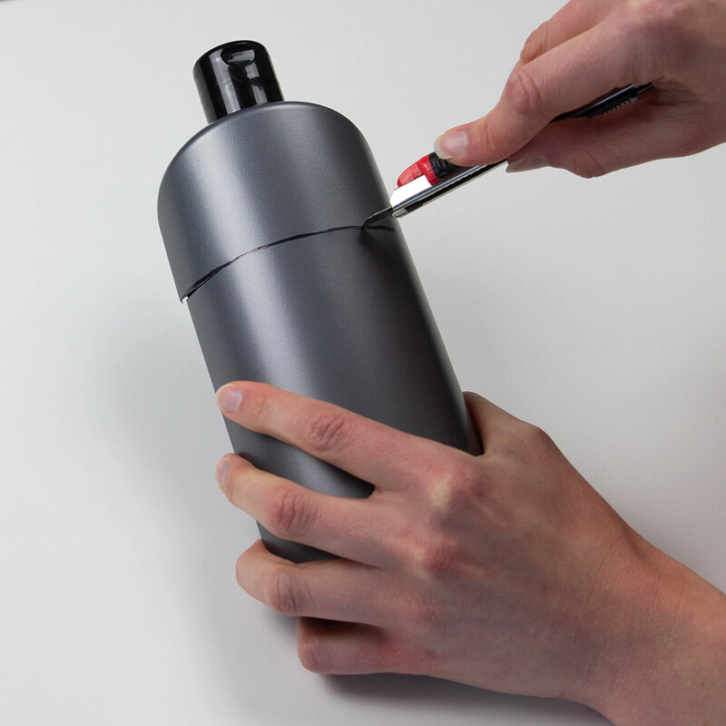 Die Shampooflasche wird entlang der Markierung zugeschnitten