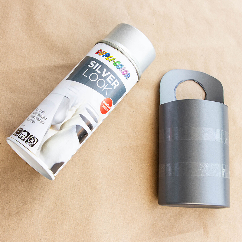 Sprühflasche liegt neben Rohling der DIY Smartphone-Ladestation