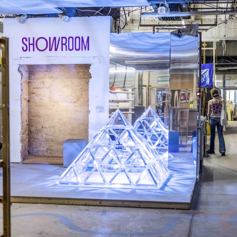 Pyramidenf&ouml;rmige Kunstinstallation im Haus der Materialisierung