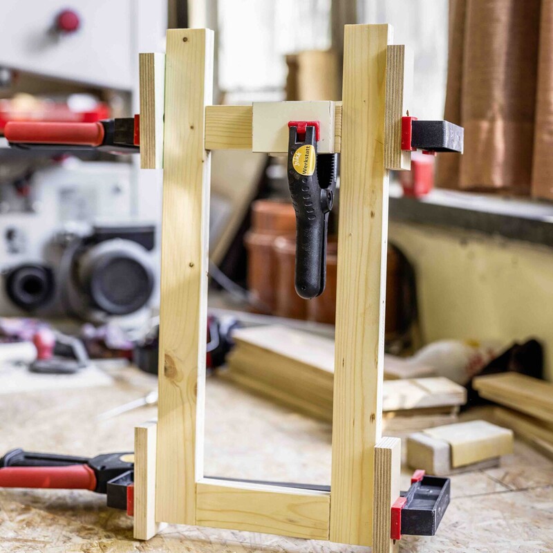 Werkst&uuml;ck aus Holz fixiert mit Klemmen