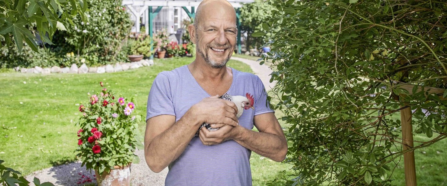 Wolf-Christian Fink mit Huhn in der Hand