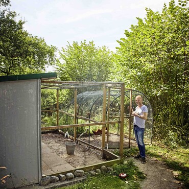 Wolf-Christian Fink vor Hühnerstall im Garten