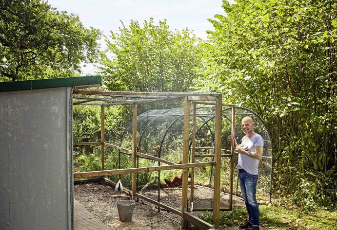 Wolf-Christian Fink vor Hühnerstall im Garten