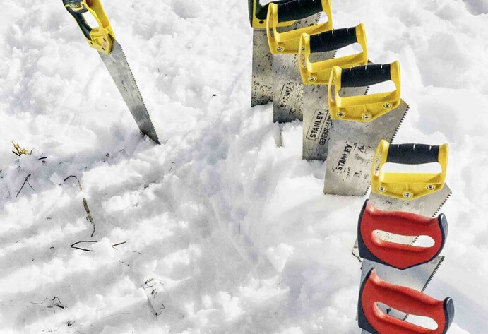 Sägen im Schnee