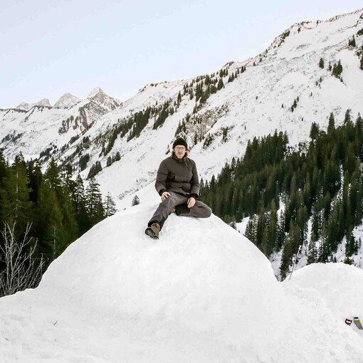 Fabian Zapatka auf Iglu sitzend