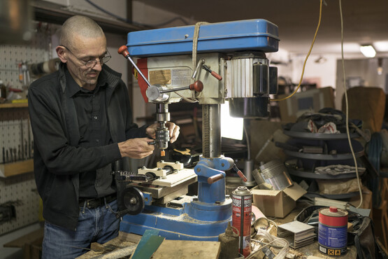 Der Instrumentenbauer beim Arbeiten in seiner Werkstatt