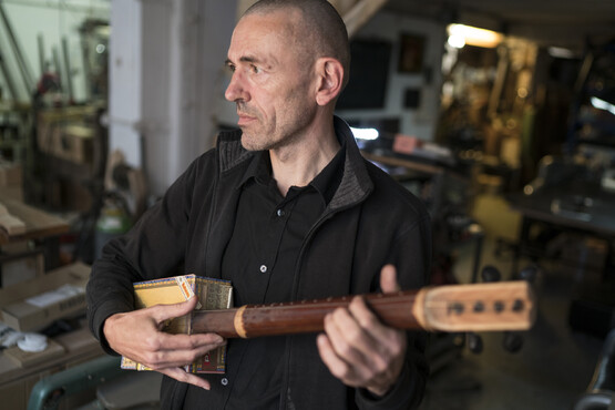 Baginsky mit einer Gitarre aus einer Zigarrenkiste