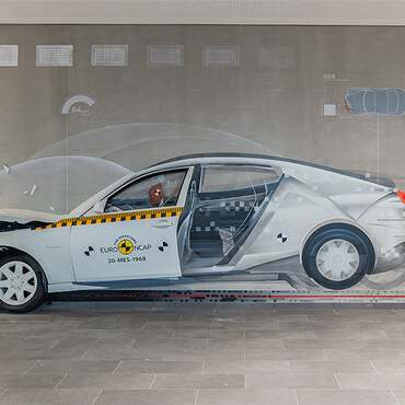 Eine Wand mit einem aufgemalten Crash-Test-Fahrzeug