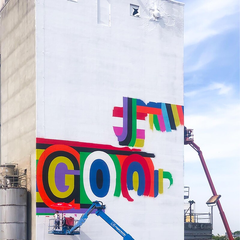 Hauswand wird bunt angemalt