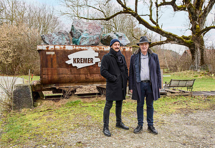 David und Georg Kremer vor Firmenlogo