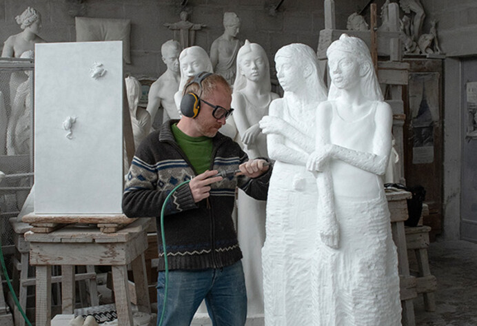 Mann in Werkstatt arbeitet an Marmor-Skulptur