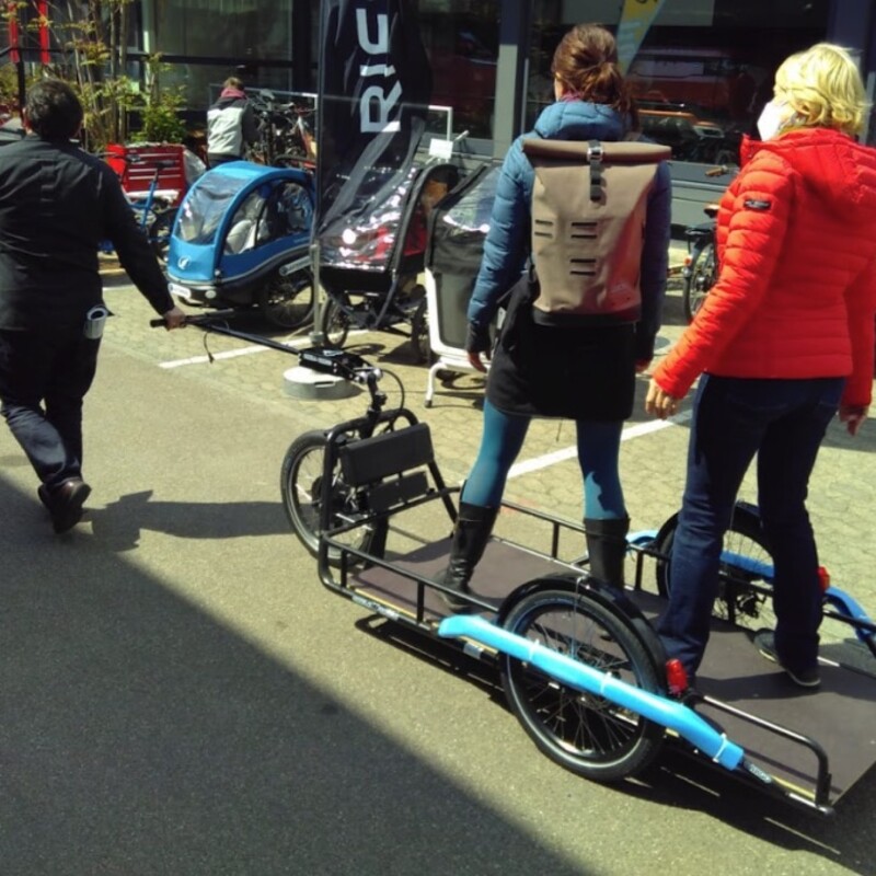 Mitglieder von Über den Tellerrand Heidelberg stehen auf einem Fahrradanhänger