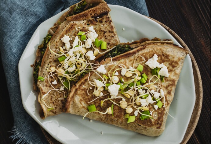 Spinat-Crepes mit Sprossen