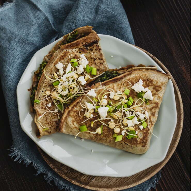 Spinat-Crepes mit Sprossen