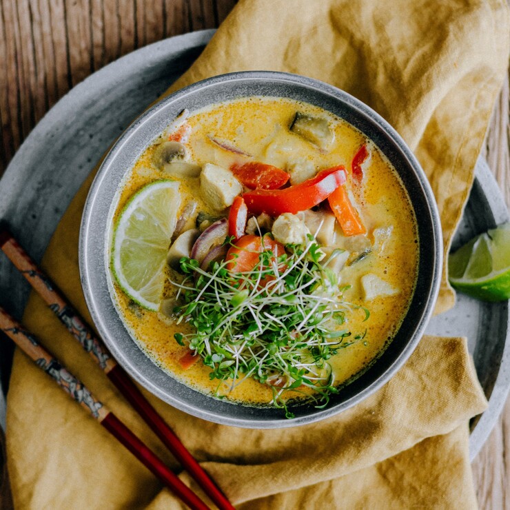 Thail&auml;ndische H&uuml;hnersuppe mit Gartenkresse
