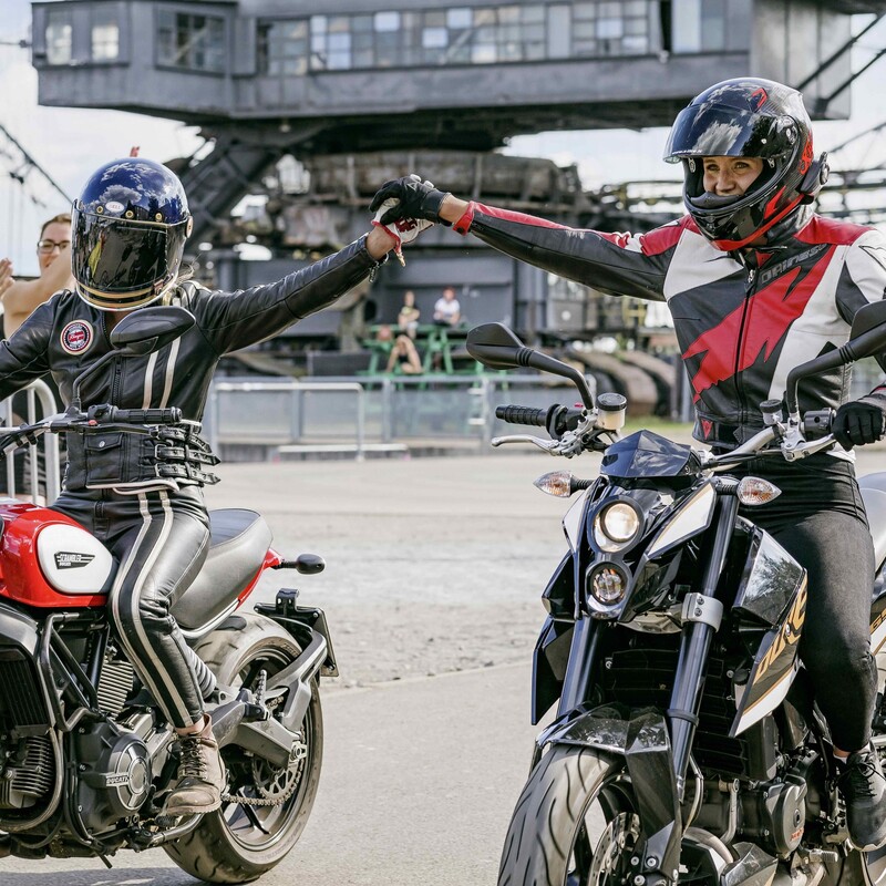 Frauen auf Motorrad