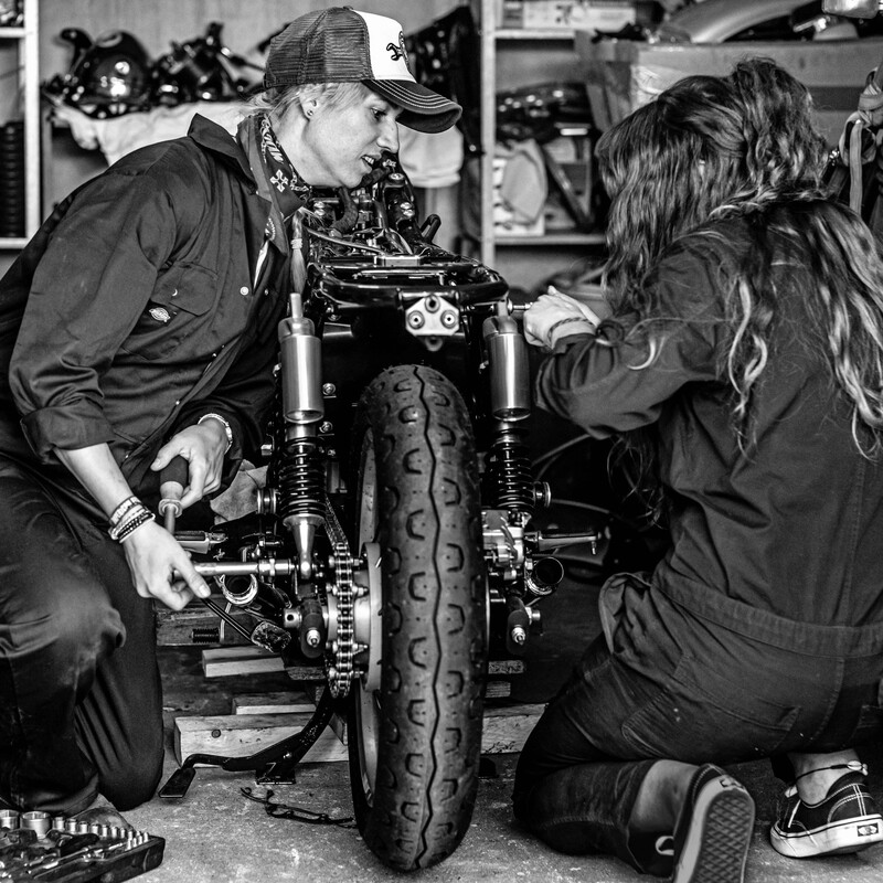 Frauen arbeiten am Motorrad