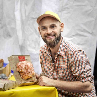 Ralph Haydl mit Pilzpaket