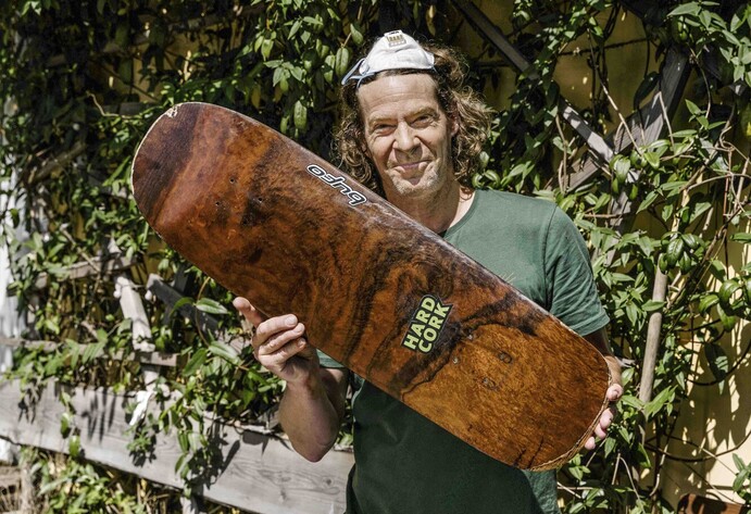 Rouven Brauers mit Skateboard aus Korkeichenrinde