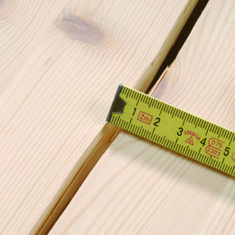 Riss im Holz, danaben ein Zollstock