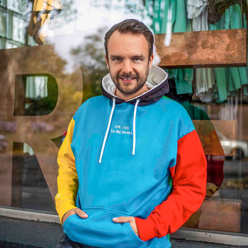 Matthias Bohm mit gelb-blau-rotem Hoodie