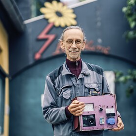 Heinrich vor seinem Geschäft