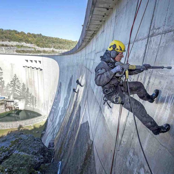 Klaus Dauven an der Staudamm-Mauer in Vouglans