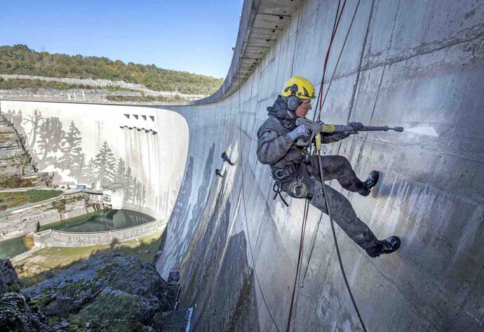 Klaus Dauven an der Staudamm-Mauer in Vouglans