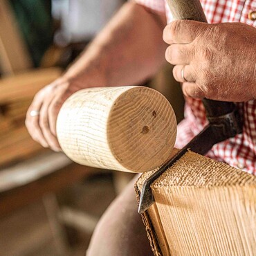Schindelmacher Ernst Karle bearbeitet Holzst&uuml;ck mit Holzkl&uuml;pfel und Spaltlommel