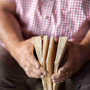 Sechs Schindeln aus einem Stück Holz