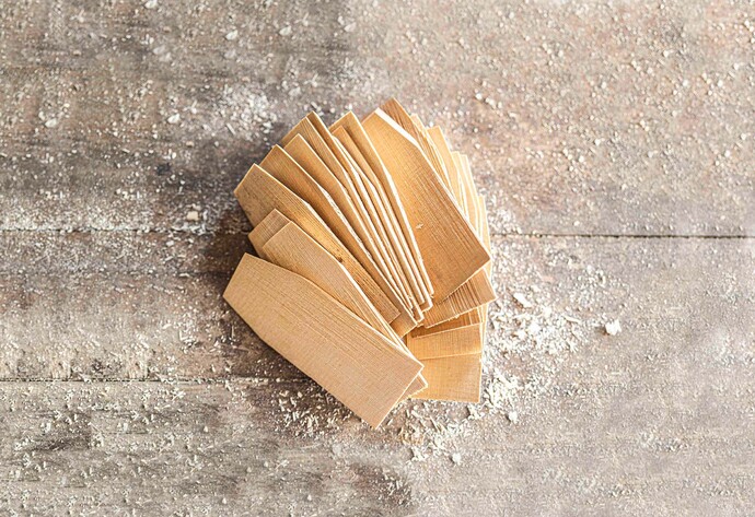 Fertige Holzschindeln auf einem Haufen