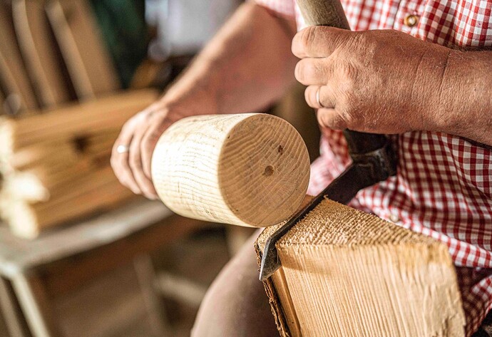 Schindelmacher Ernst Karle bearbeitet Holzstück mit Holzklüpfel und Spaltlommel