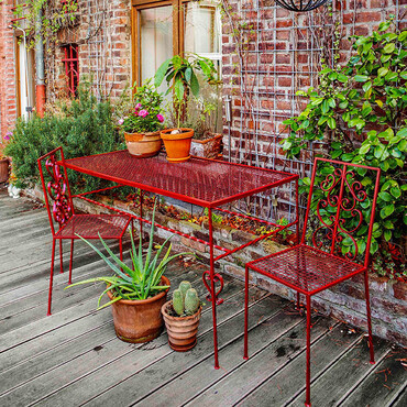 roter Gartenstuhl und Tisch auf Terrasse