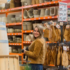 Luisa auf der Suche nach spannenden Produkten und Motiven