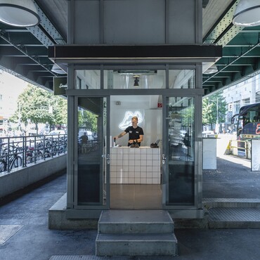 Sneaker Rescue unter den U-Bahnschienen