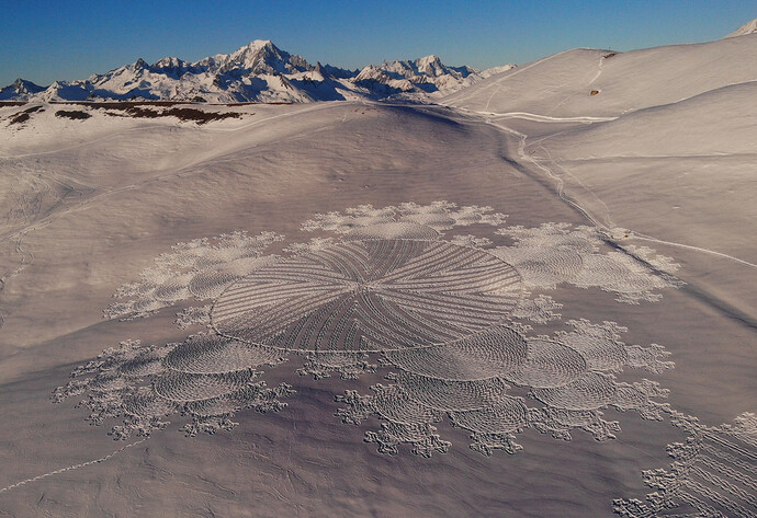 Verschneite Fläche mit Schneekunst/Snow Art von Simon Beck