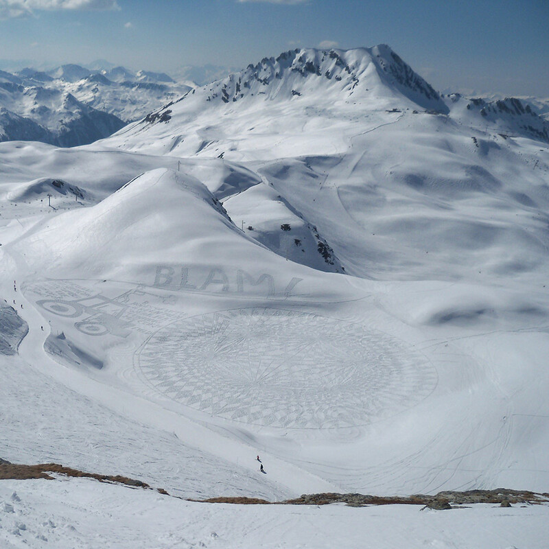 Skigebiet mit verschneiten Bergen und Schneekunst von Simon Beck