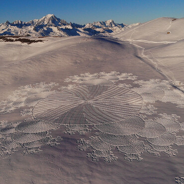 Verschneite Fläche mit Schneekunst/Snow Art von Simon Beck